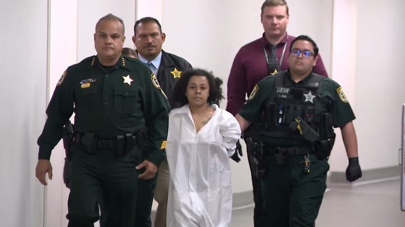 Kelsey Glover, de 35 años (centro), enfrenta cargos luego de que los agentes dijeran que mató...