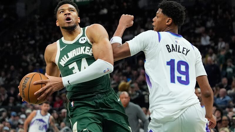 Milwaukee Bucks' Giannis Antetokounmpo (34) drives to the basket against Utah Jazz's Ace...